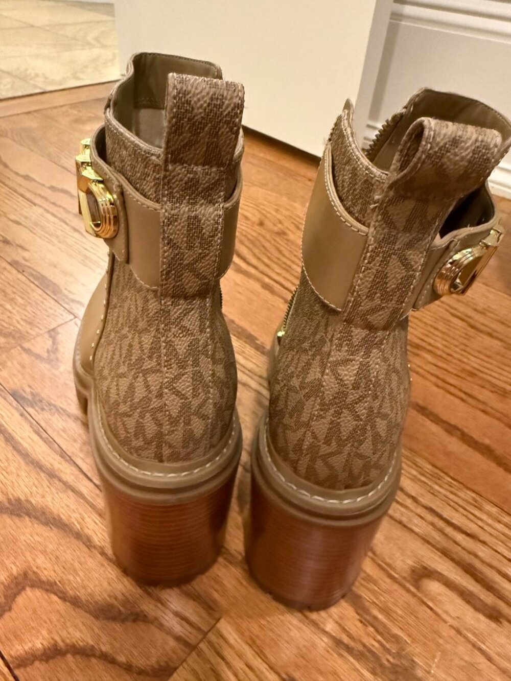 Brand New Michael Kors Brown / Tan MK Logo Strap Ankle Bootie Sz 9 - Picture 4 of 5